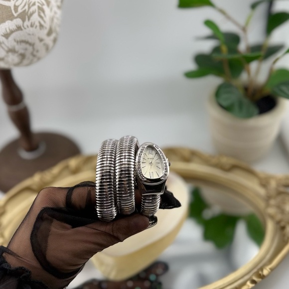 Elegant silver-tone wrap watch in the famous luxury Serpenti style - Picture 5 of 17